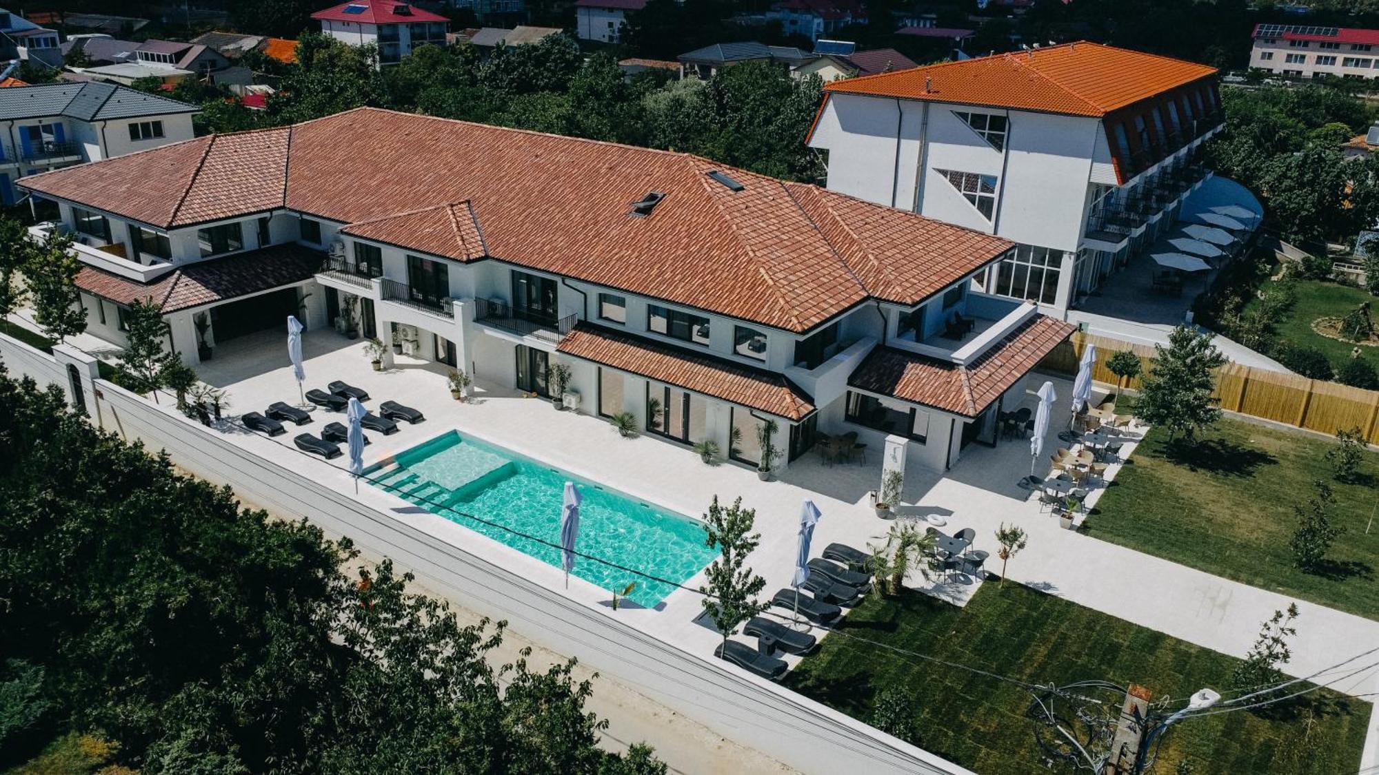Luuma Hotel 2 Mai Bagian luar foto