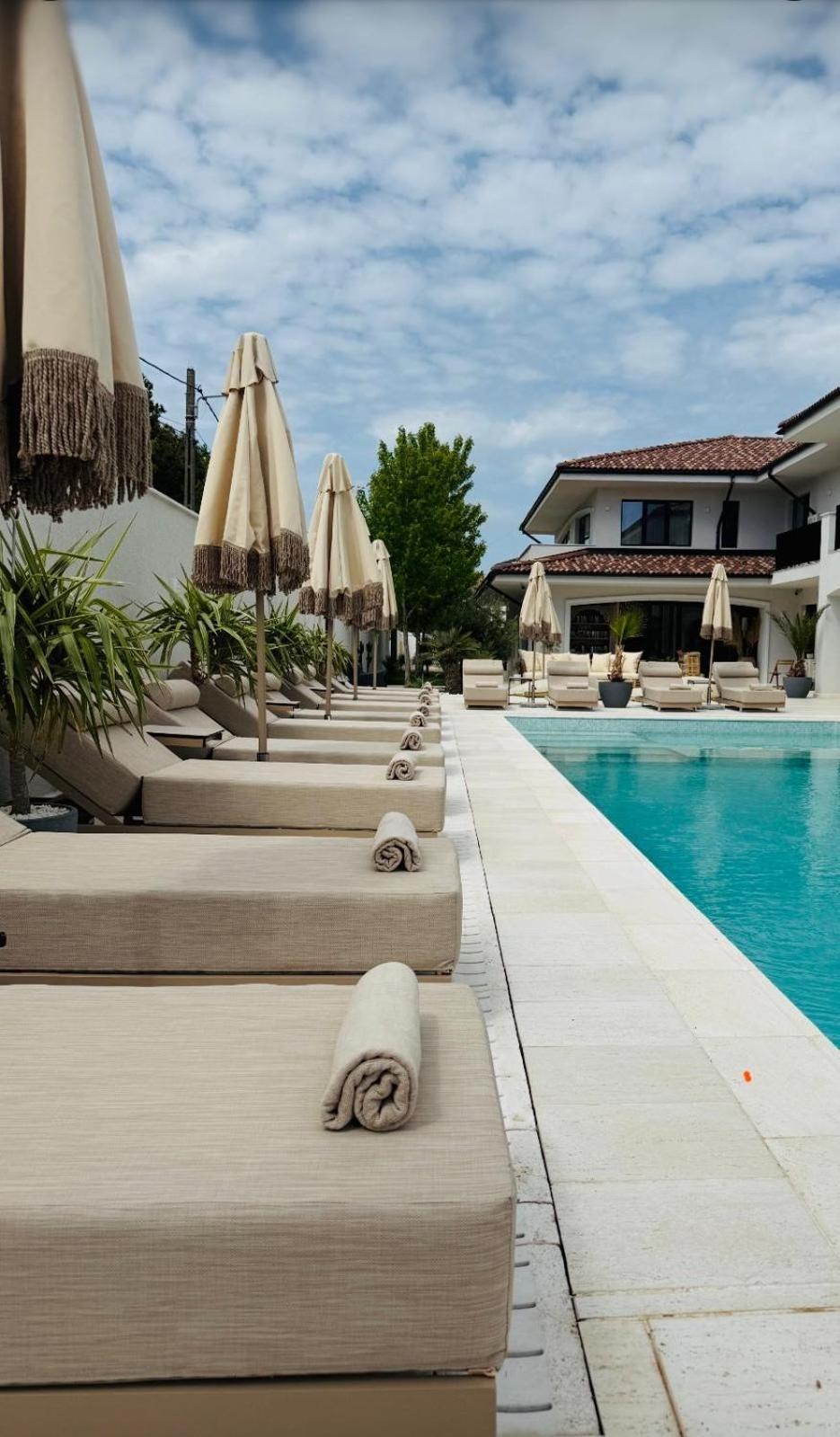 Luuma Hotel 2 Mai Bagian luar foto